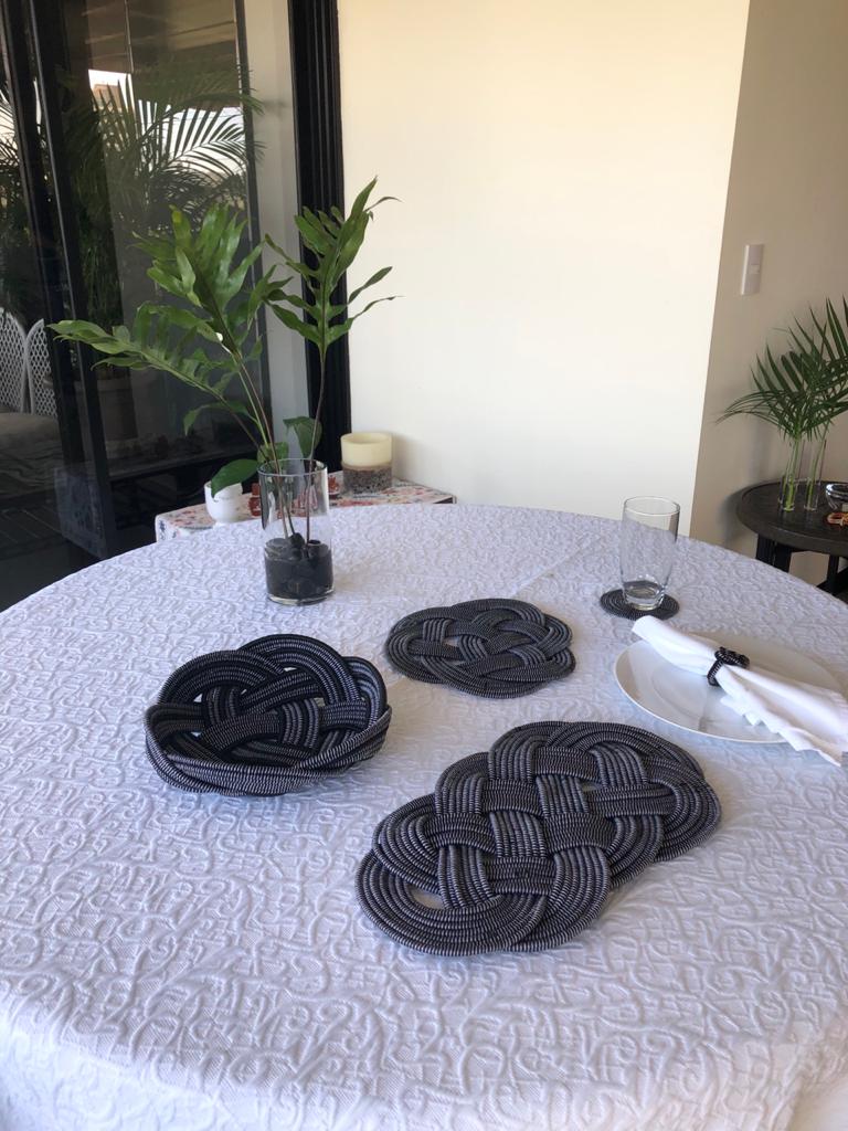Twisted Oval Serving Placemat (Black & White)